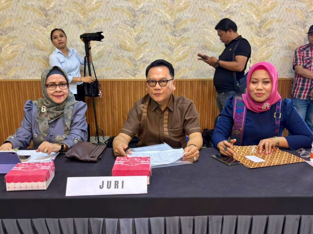 Rektor UBM Gorontalo Jadi Juri Fashion Show Karawo BKOW Provinsi Gorontalo