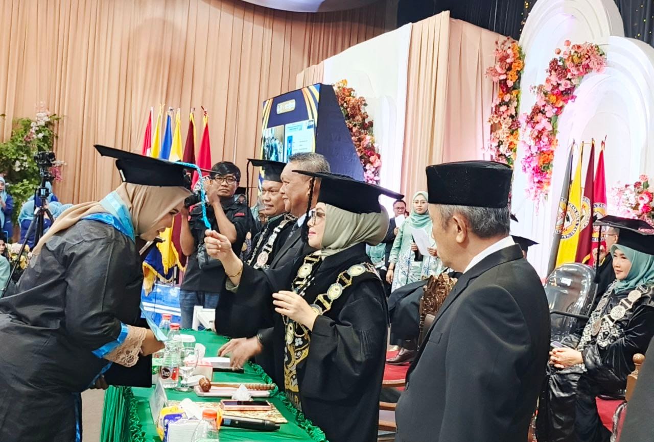 Prosesi Pelaksanaan Wisuda Universitas Bina Taruna Gorontalo di Grand Sumber Ria Ballroom, Rabu, 26/11/2025