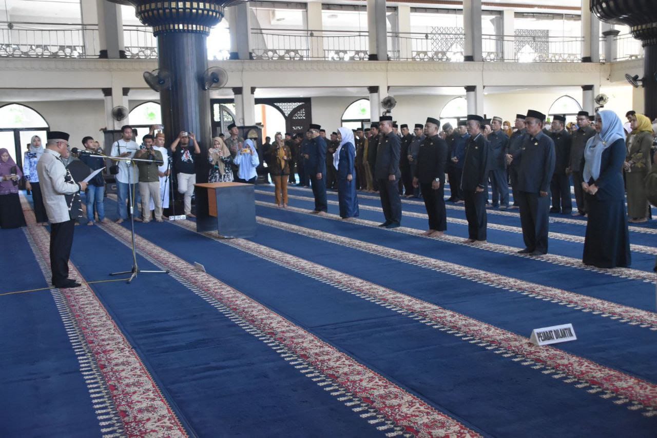 Pengambilan Sumpah dan Pelantikan Pejabat Pimpinan Tinggi Pratama yang digelar dengan nuansa religius di Masjid Agung Baiturrahman, Jumat (28/11/2025)