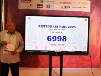 Wabup Tonny Junus Pegang Race Pack 6998, Ajak Ribuan Pelari Sukseskan Restorasi Run 2025