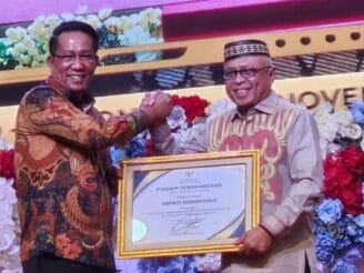 Bupati Sofyan Terima Penghargaan Menkumham atas Penguatan Posbakum di Kabupaten Gorontalo