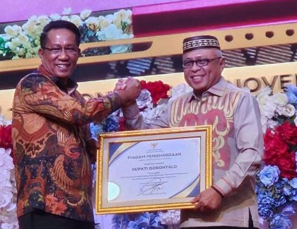 Bupati Gorontalo, H. Sofyan Puhi, menerima Piagam Penghargaan dari Menteri Hukum dan HAM RI pada Peresmian Pos Bantuan Hukum (Posbakum)