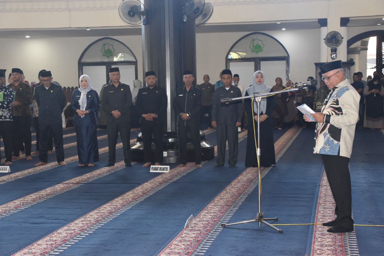 Bupati lantik tujuh Pejabat Pimpinan Tinggi Pratama Pemerintah Kabupaten Gorontalo di masjid Agung Baiturrahman, Jumat (28/11/2025)