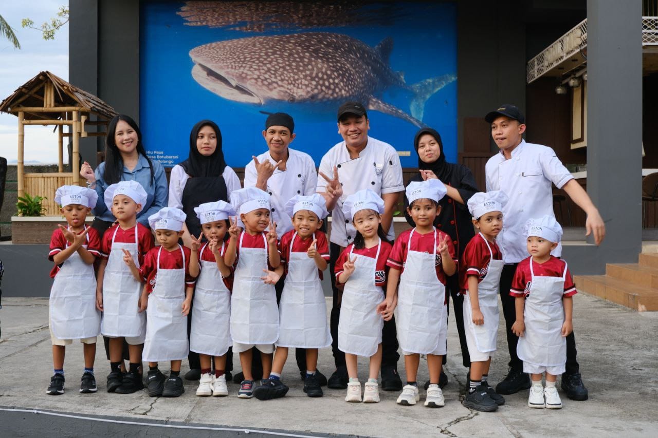Aston Gorontalo Menyambut Kunjungan Menteri Kebudayaan RI Aston Gorontalo Menyambut Kunjungan Menteri Kebudayaan RI Foto Bersama Peserta Cooking Class dan Tim Kitchen Aston Gorontalo (Hms)