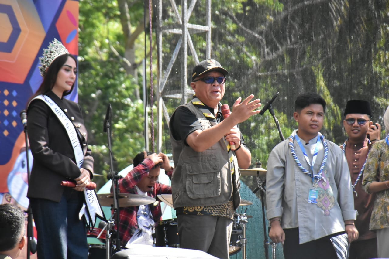 Bupati Gorontalo, Saat Membuka Karnaval Budaya Peran Saka