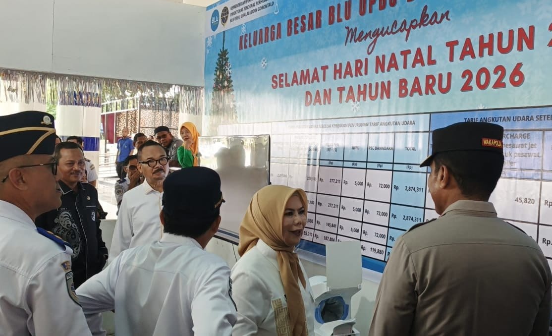 Wakil Gubernur Gorontalo Idah Syahidah Rusli Habibie ketika mengunjungi Posko Natal dan Tahun Baru di Bandara Djalaluddin Gorontalo