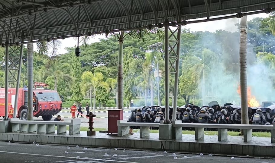 Simulasi Pananganan Ricuh di Bandara Djalaludin Gorontalo. (F. Ist)