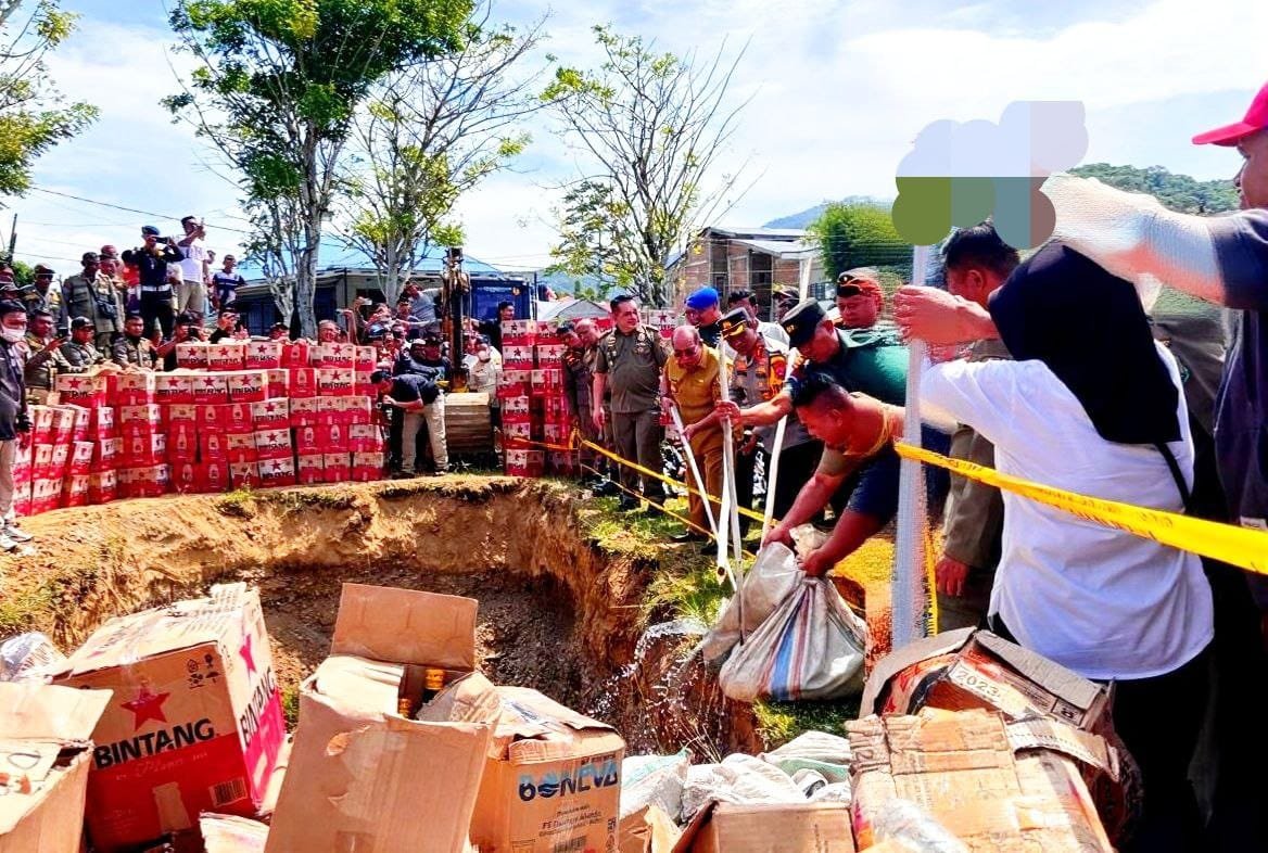 Walikota Gorontalo bersama Forkopimda dan OPD terkait, saat melakukan pemusnahan Miras