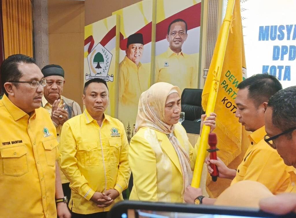 Ketua DPD II Partai Golkar Kota, Gorontalo, Periode 2025- 2030, Meyke Camaru Saat Menerima Pataka Partai Golkar