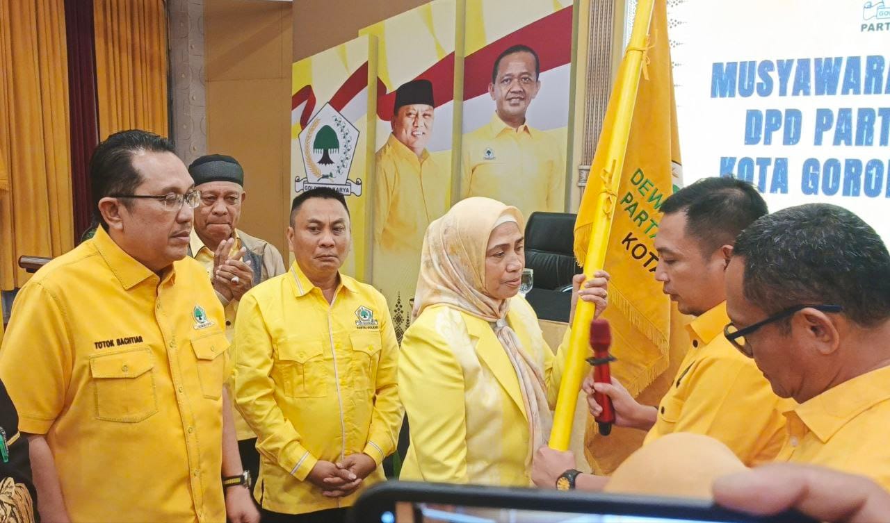 Ketua DPD II Partai Golkar Kota, Gorontalo, Periode 2025- 2030, Meyke Camaru Saat Menerima Pataka Partai Golkar