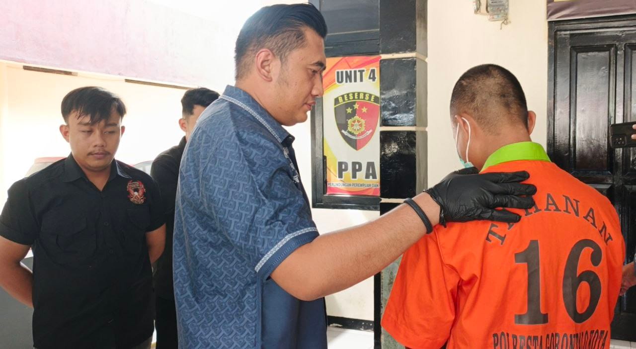 JK (23) Pelaku Pencurian Laptop, Kenakan Baju Tahanan