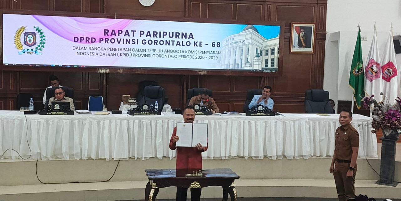 Ketua DPRD Provinsi Gorontalo, Usai Menandatangni Hasil Penetapan Anggota KPID Provinsi Gorontalo