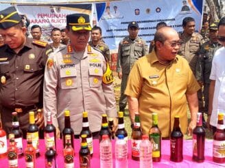 Pemkot Dan  Polresta Gorontalo Kota
‎Musnahkan 19.789 Botol Miras Jelang Tahun Baru