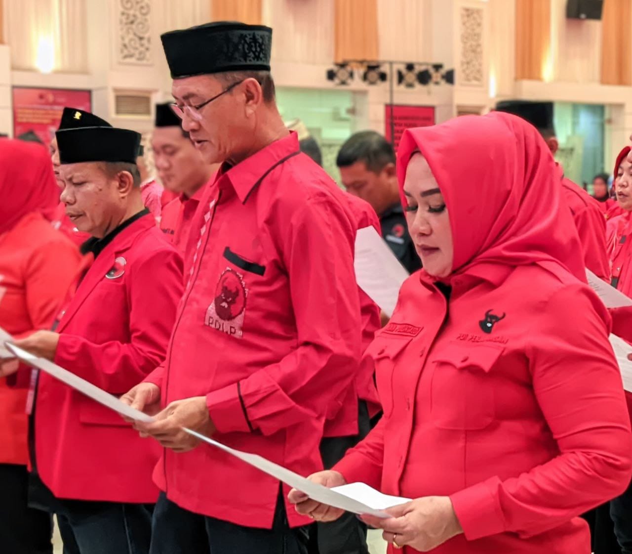 Ketua DPC PDI-P Kota Gorontalo,Yolan Polontalo Saat Menerima SK Dari DPP PDI-P.