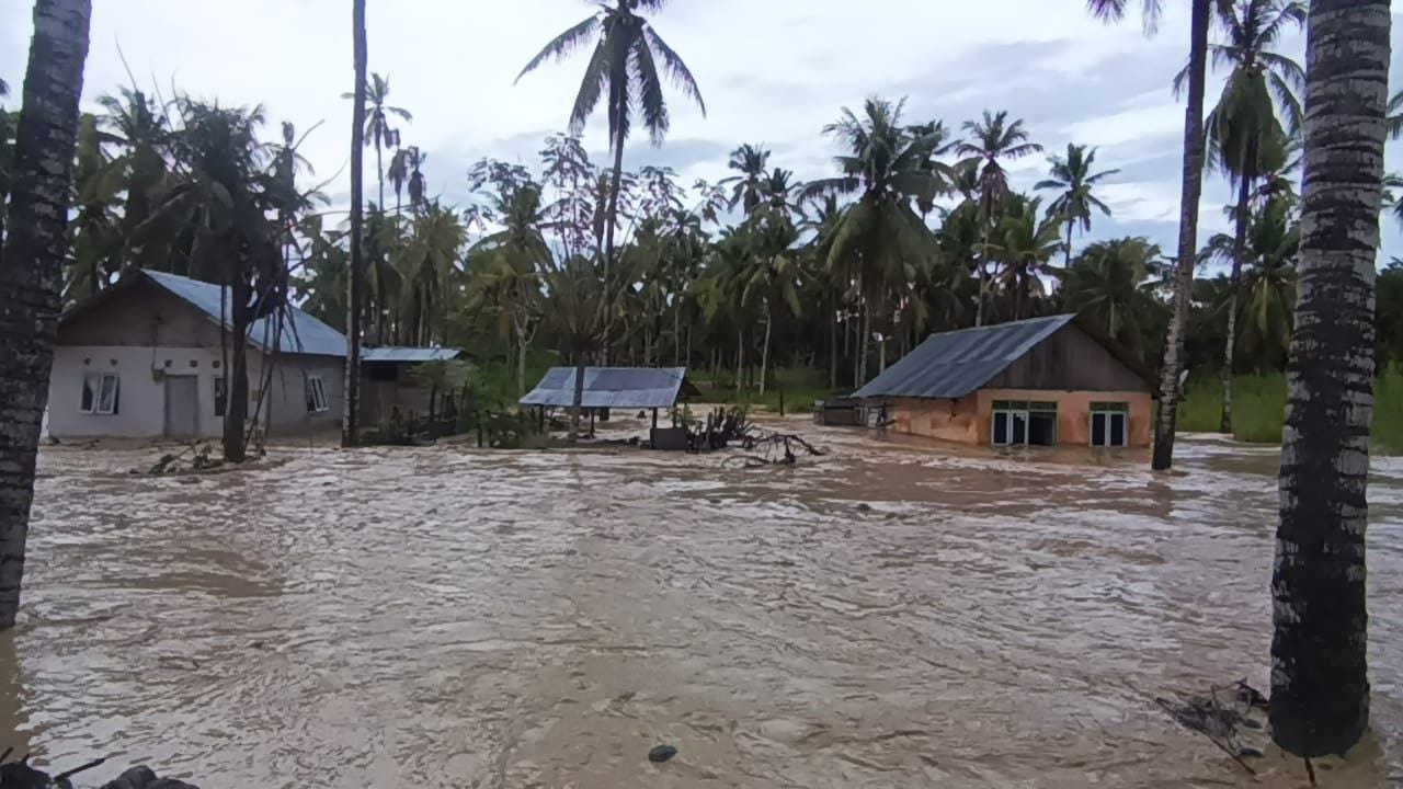 Banjir melanda Desa Teratai, Kabupaten Pohuwato. ( Foto: Ist)