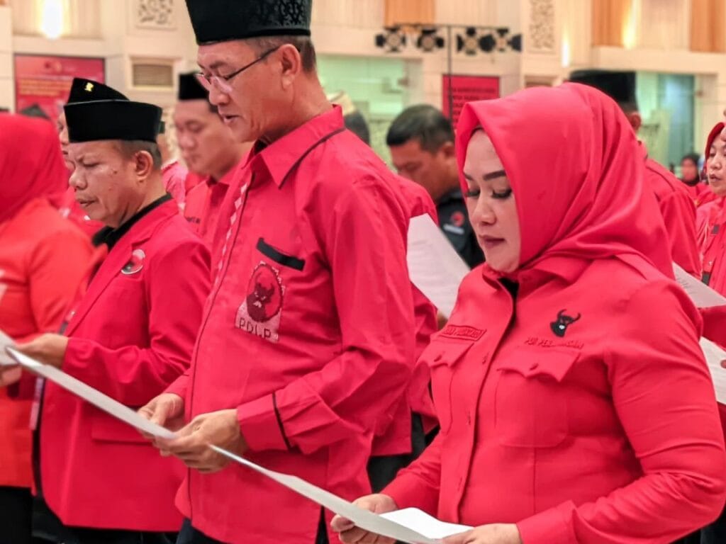 Ketua DPC PDI Perjuangan Kota Gorontalo, Yolan PolontalooSaat Menerima SK Dari DPP PDI-P