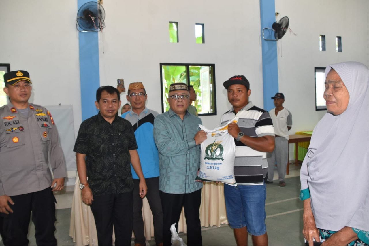 Bupati Gorontalo, Sofyan Puhi, menyalurkan bantuan Untuk Warga