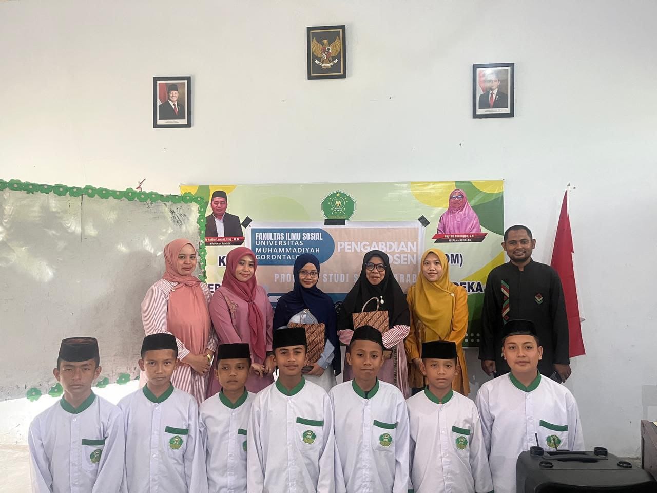 Foto bersama para santri Ponpes Khairul Hikmah dan tim dosen sastra arab UMGO