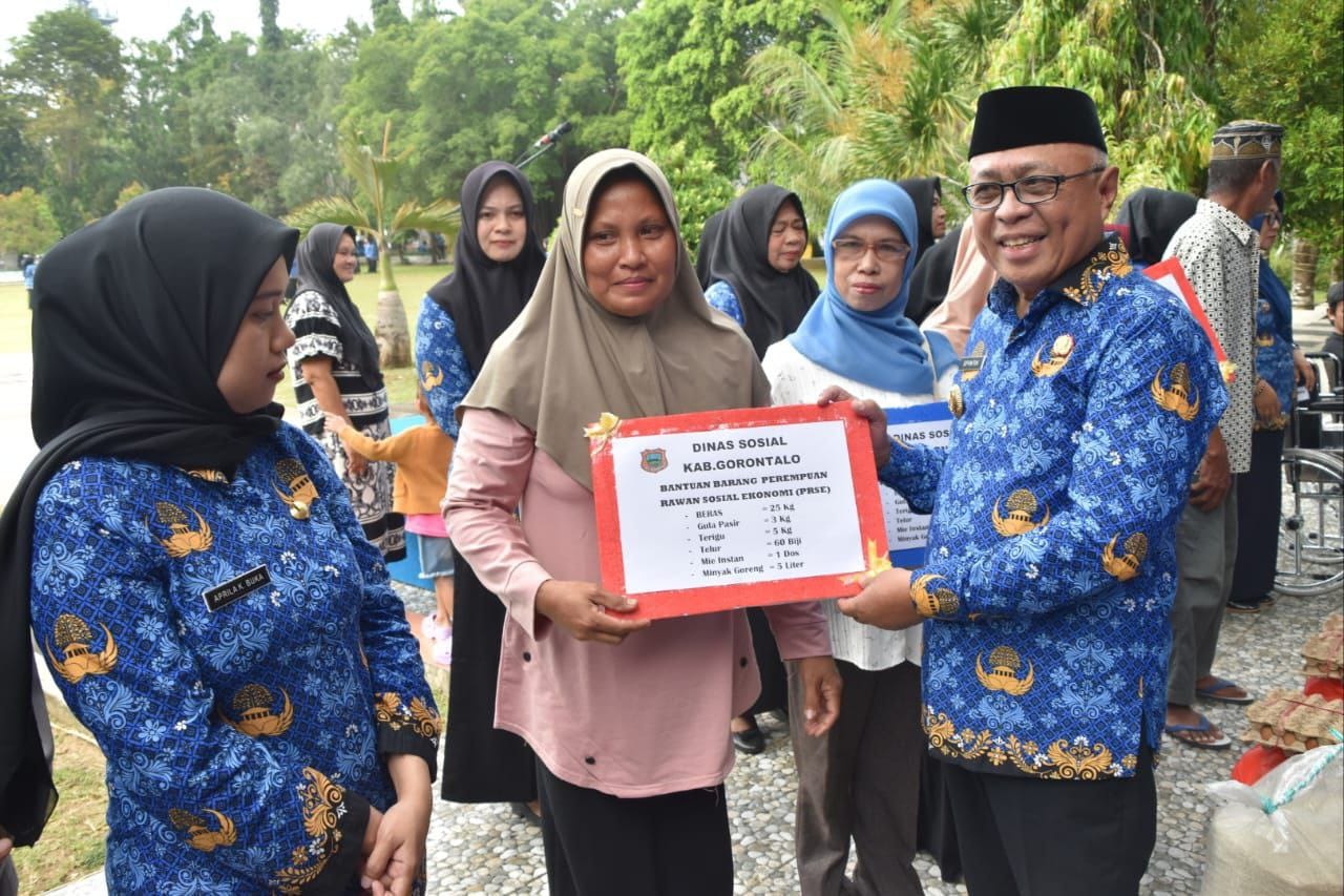 Bupati Gorontalo, Sopyan Puhi Salurkan Bantuan Sosial untuk Anak Terlantar, Disabilitas, dan Lansia