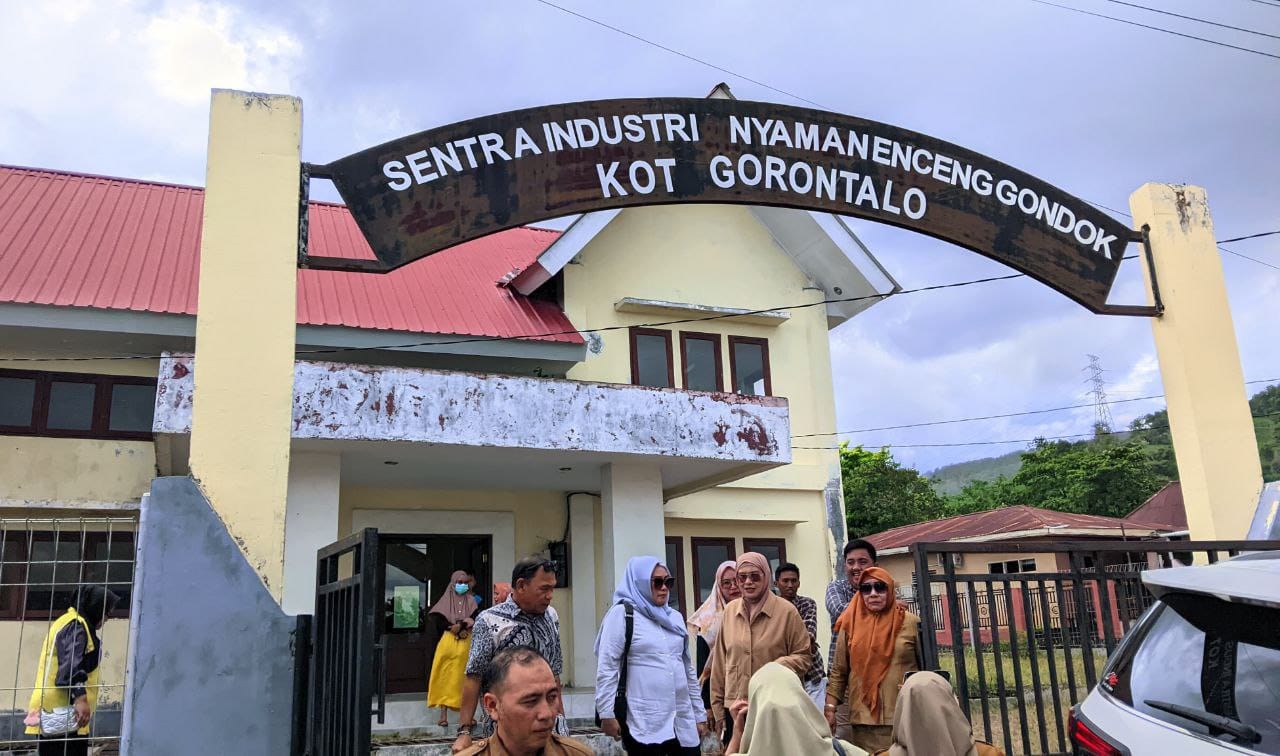 KomiI II DPRD Kota Gorontalo Saat Meninjau Sentra Industri Anyaman Eceng Gondok Kota Gorontalo.