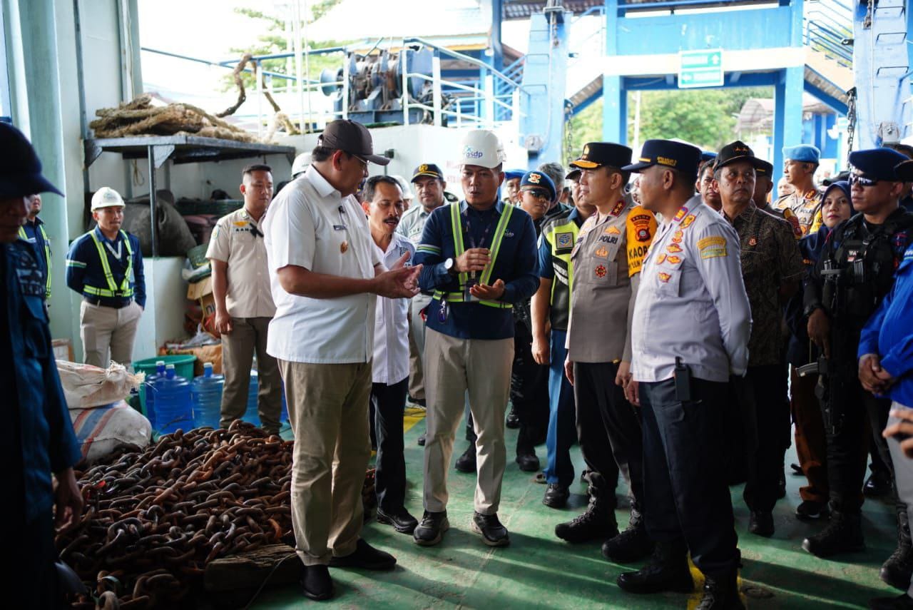 Gubernur Gorontalo Gusnar Ismail bersama jajaran Forkopimda saat memantau pos pengamanan dan penumpang kapal KMP. Tuna Tomini di pelabuhan penyeberangan Gorontalo