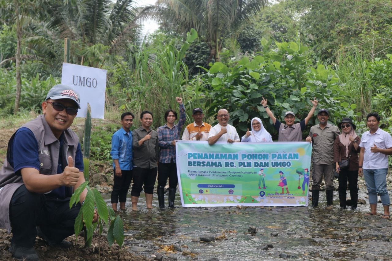 Wakil Rektor II UMGO, Dr. Salahudin Pakaya, saat Penanaman 1.000 bibit pohon pakan.