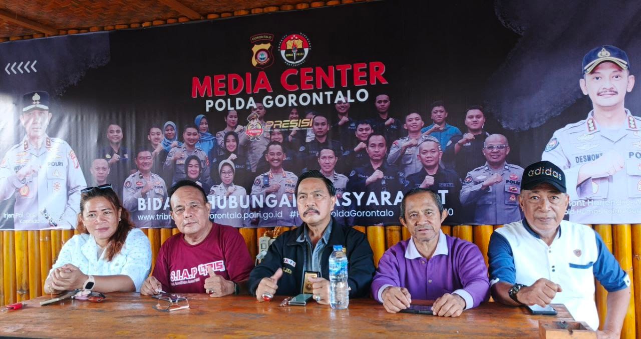 Ketua Komda LP-K-P-K Provinsi Gorontalo Bersama Sekjen Komnas LP-K-P-K Saat Konferensi Pers.