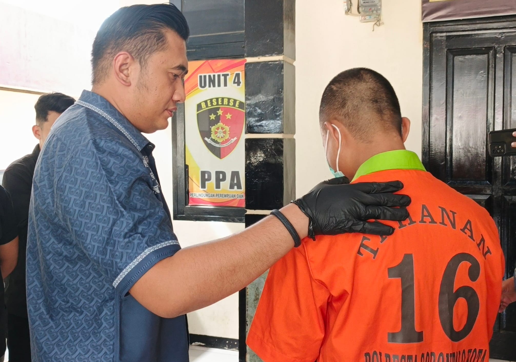 JK (23) Pelaku Pencurian Laptop, Kenakan baju Tahanan