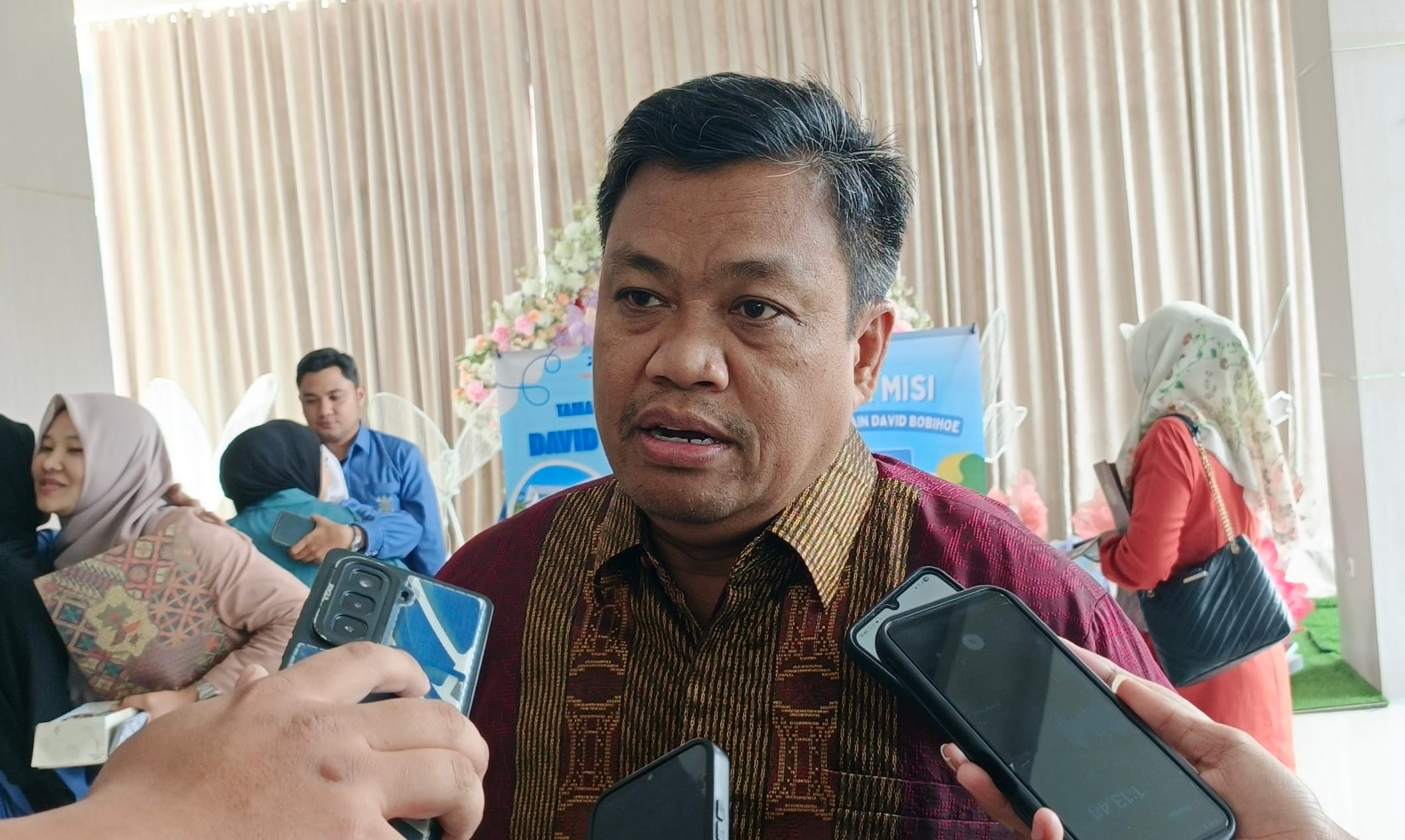 Chief Economist The Indonesia Economic Intelligence (IEI) Sunarsip dan akademisi Prof. Muhammad Amir Arham sebagai narasumber.