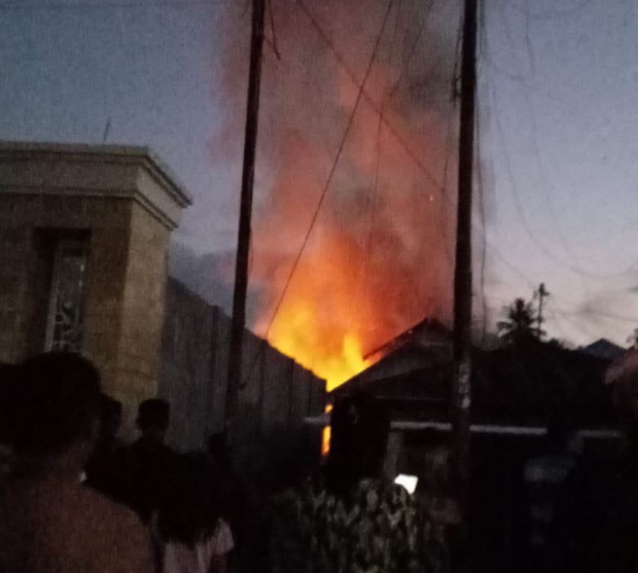 Nampak kobaran Api pada dua rumah di Kelurahan Moodu.( Foto: Ist)