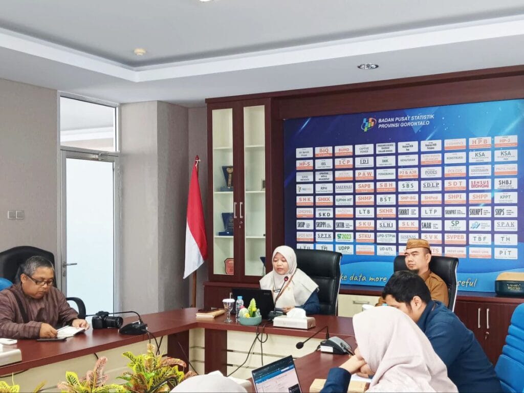 Plt. Kepala BPS Provinsi Gorontalo, Dwi Alwi Astuti Tingkat, saat menyampaikan rilis data statistik perhotelan di Gorontalo