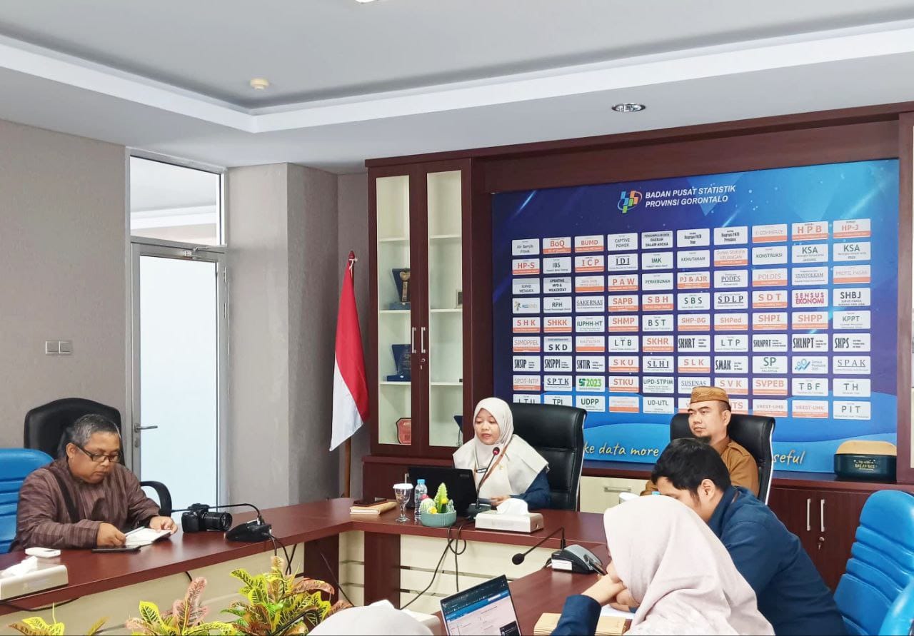 Plt. Kepala BPS Provinsi Gorontalo, Dwi Alwi Astuti Tingkat, saat menyampaikan rilis data statistik perhotelan di Gorontalo