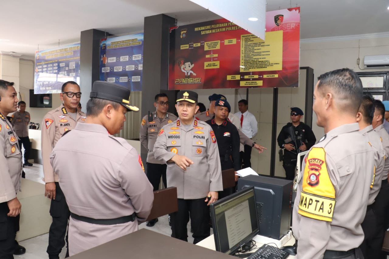 Kapolda Gorontalo Irjen Pol. Widodo, S.H., M.H., melakukan pengecekan langsung terhadap layanan pengaduan 110 Polri dan pelayanan Piket Pamapta di Polres Pohuwato.
