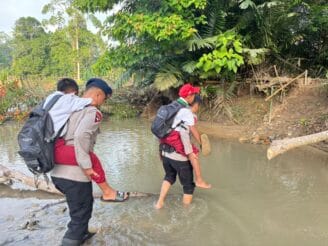 Brimob Bantu Anak Sekolah Seberangi Sungai, Jembatan Putus di Desa Molalahu