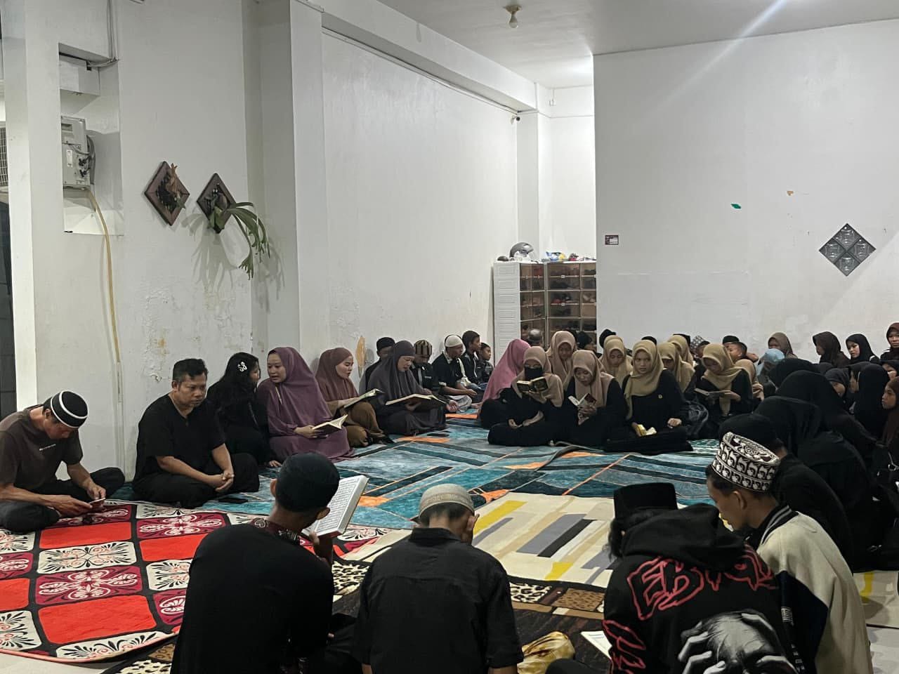 Suasana memperingati Isra Mi’raj Nabi Muhammad SAW di kediaman Anggota DPRD Provinsi Gorontalo, Hamzah Muslimin,