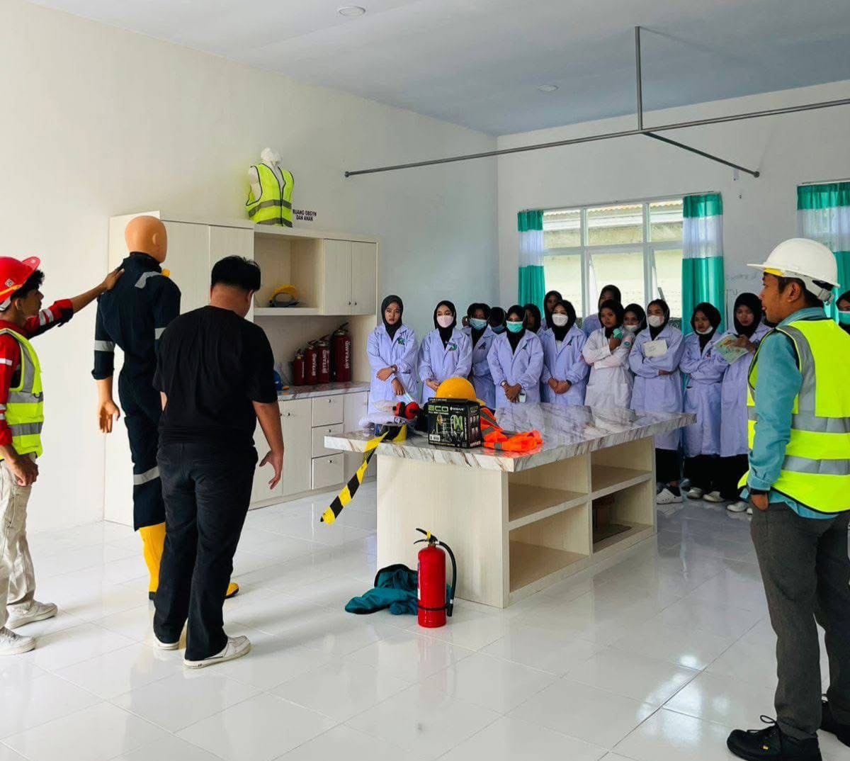 Mahasiswa UBM Gorontalo mengikuti pelatihan Keselamatan dan Kesehatan Kerja (K3) demi memperkuat kesiapan menghadapi risiko kerja di laboratorium kesehatan.