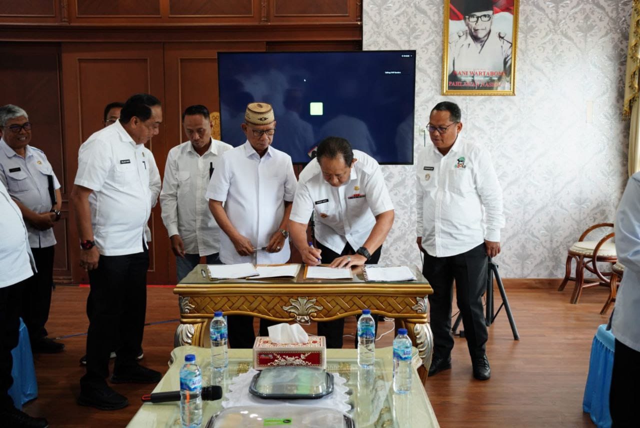 Gubernur Gorontalo Gusnar Ismail usai pertemuan dengan Direktur Kesehatan Hewan Kementerian Pertanian melalui zoom meeting (Foto: Hms)