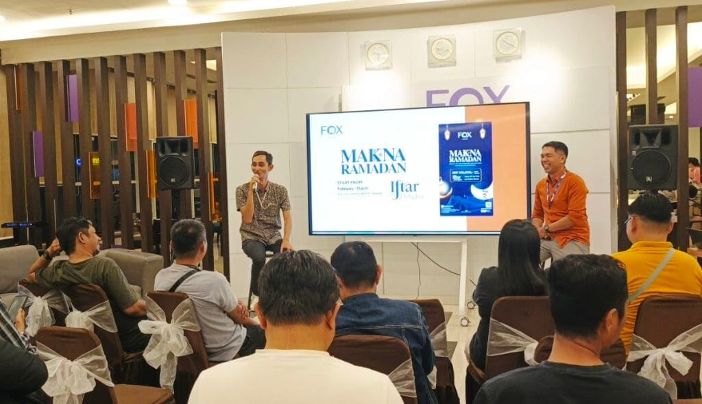 General Manager FOX Hotel Gorontalo, Rizky Corleon saat memaparkan rangkaian program unggulan tahun 2026.