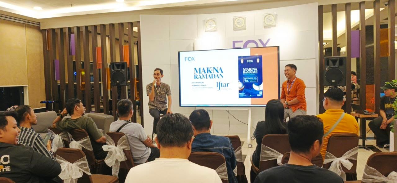 General Manager FOX Hotel Gorontalo, Rizky Corleon saat memaparkan rangkaian program unggulan tahun 2026.