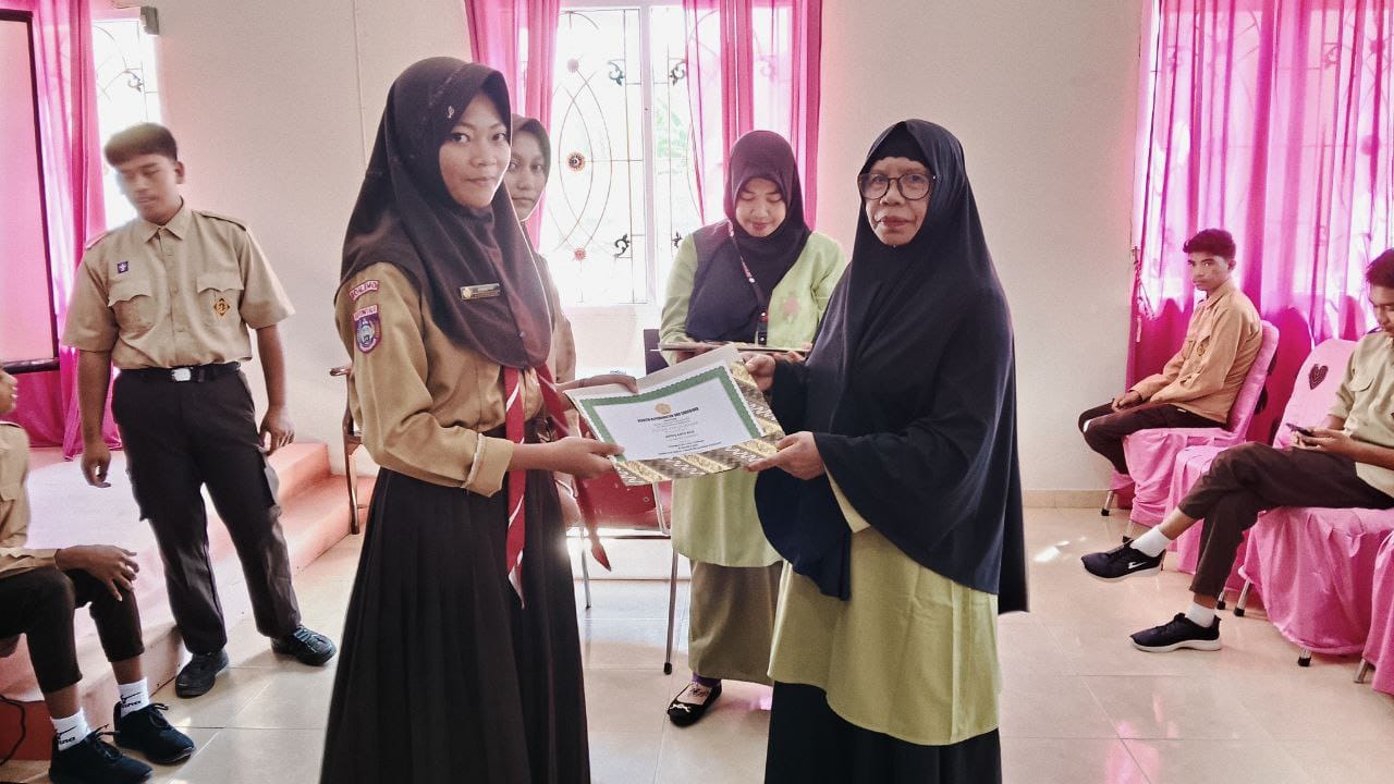 Penyerahan laporan pendidikan SMK Bina Mandiri Boalemo