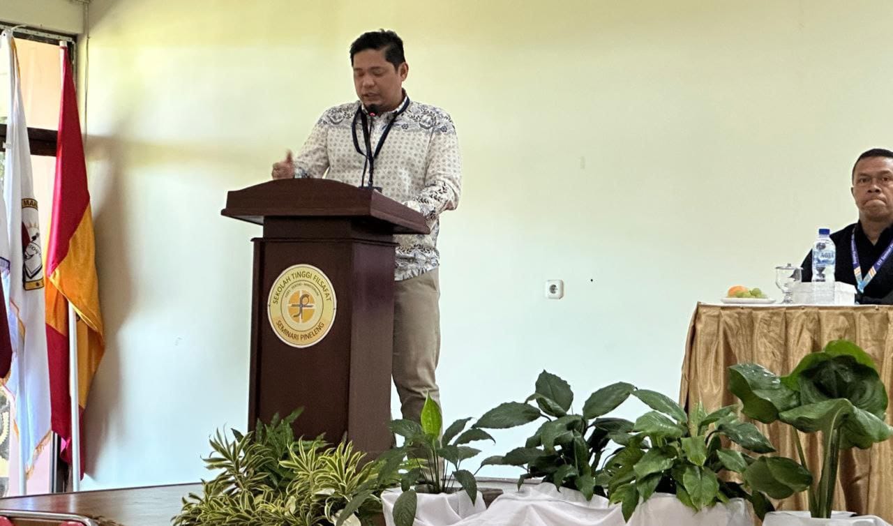 Kepala LLDIKTI Wilayah XVI, Munawir Sadzali Razak, S.IP., M.A saat membuka Kegiatan sosialisasi layanan konsultasi kelembagaan