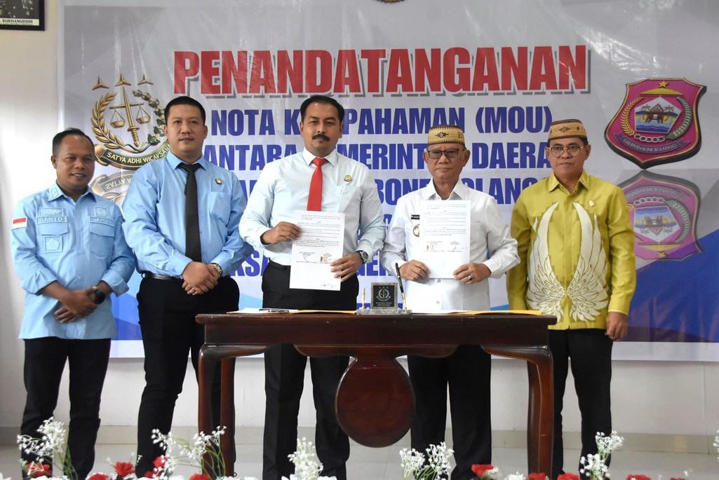 Bupati Bone Bolango, Ismet Mile bersama Kepala Kejaksaan Negeri Bone Bolango, Feddy Hantyo Nugroho usai menandatangani Nota Kesepahaman (MoU) Penanganan Masalah Hukum Bidang Perdata dan Tata Usaha Negara (Datun).