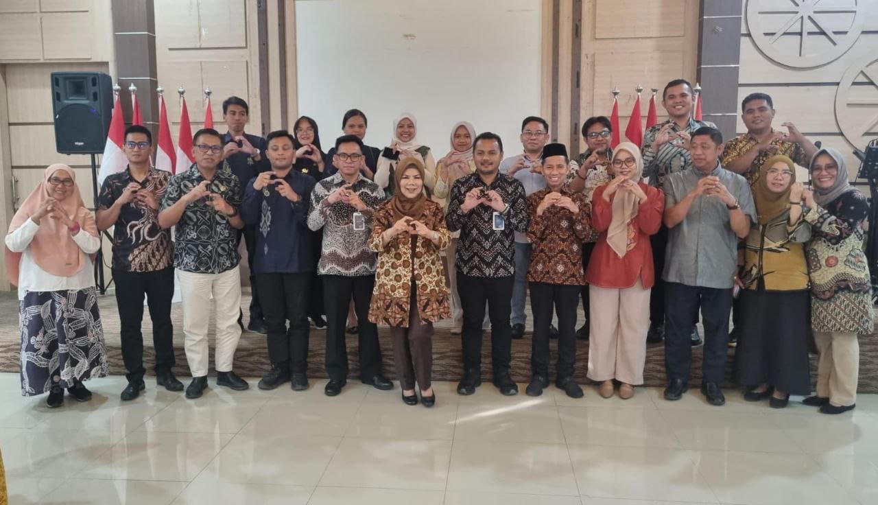 Wakil Gubernur Idah Syahidah Rusli Habibie bersama Tim Satgas MBG dN Koordinator Wilayah MBG se Provinsi Gorontalo. ( Foto: Hms)