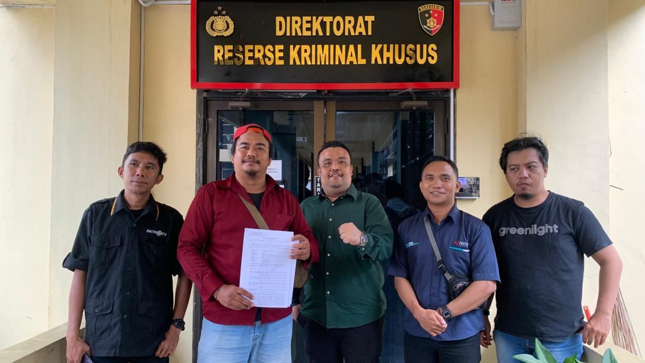 I Kadek Sugiarta (kemeja merah) usai melapor bersama pengacaranya dan saksi-saksi lainnya. (foto: Ist)