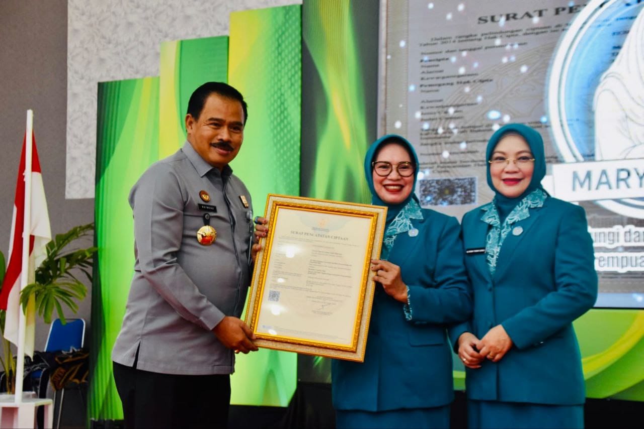 Tim Penggerak PKK Kabupaten Gorontalo resmi memperoleh Hak Atas Kekayaan Intelektual (HAKI) yang diserahkan langsung oleh Kepala Kantor Wilayah Kementerian Hukum Gorontalo.