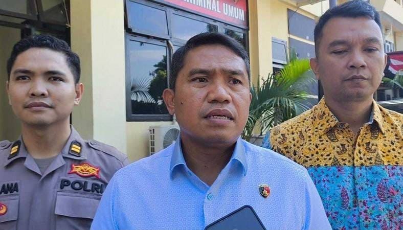 Proses hukum kemudian dilanjutkan dengan penangkapan dan penahanan. Penyidik juga telah menyerahkan Surat Perintah Penangkapan dan Penahanan kepada tersangka serta menembuskan dokumen tersebut kepada penasihat hukum yang ditunjuk.