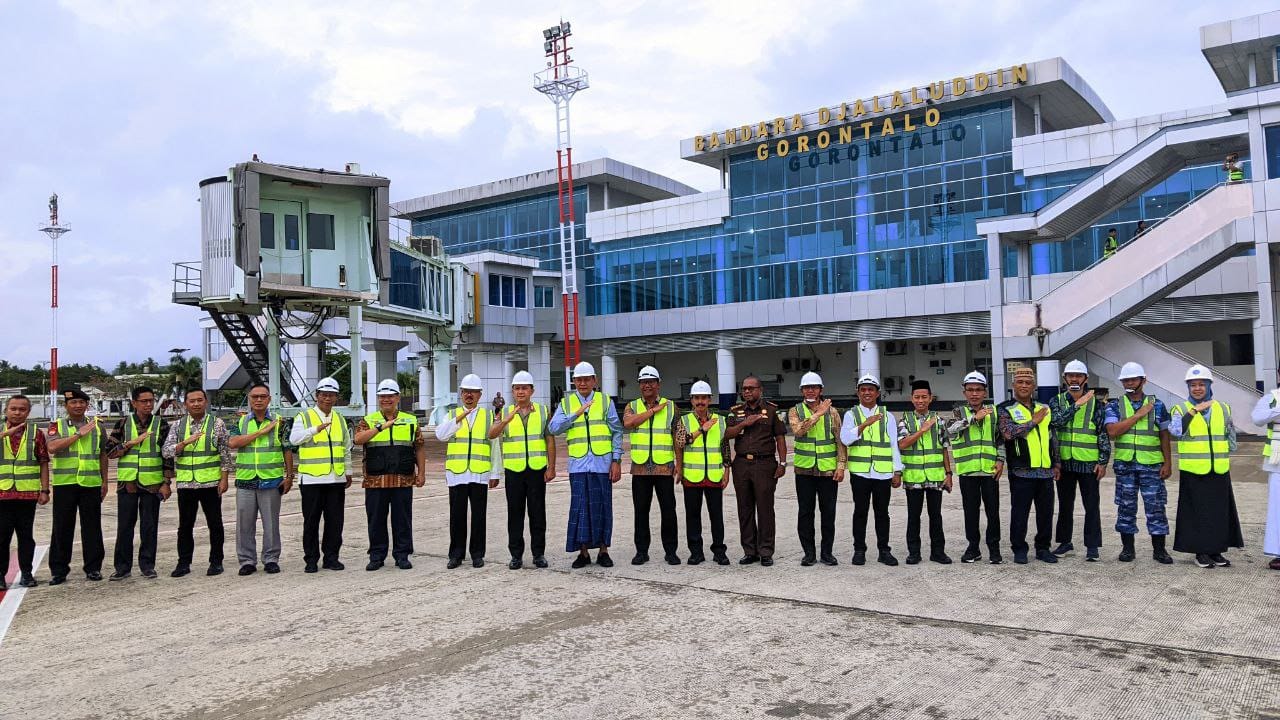 Gubernur Gorontalo, Forkopimda dan Otoritas Bandara Djalaluddin Gorontalo pada Groundbreaking Pelebaran Apron dan Taxiway Bandara.