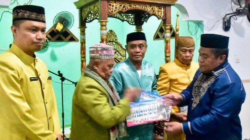 Sekda Sugondo Makmur, menyerahkan secara simbolis voucher insentif Triwulan I Tahun 2026 kepada para pemangku adat