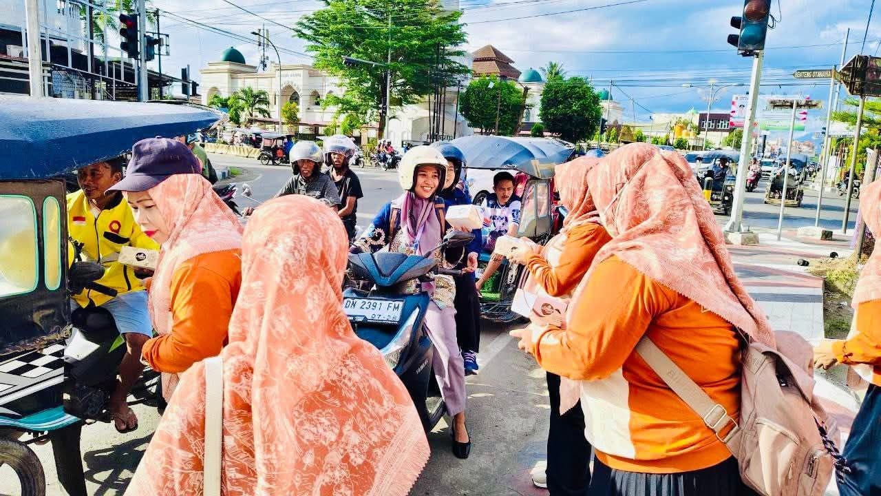 Dipimpin Dr. Titin Dunggio, FPPBM Gorontalo Hadirkan Aksi Takjil Gratis bagi pengendara.