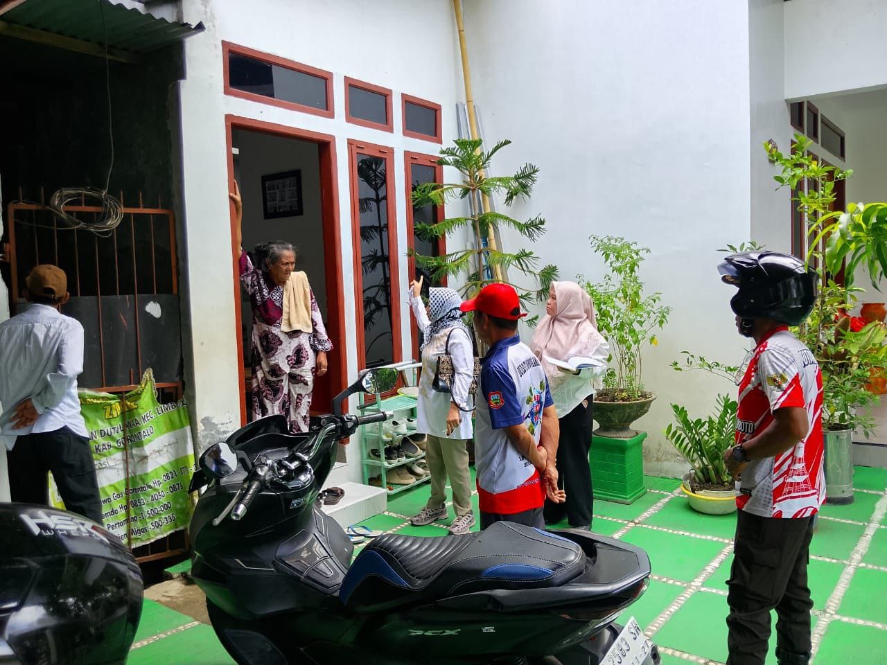 Lurah Dutulanaa, Selvi Katili saat melakukan Sidak di Pangkalan LPG